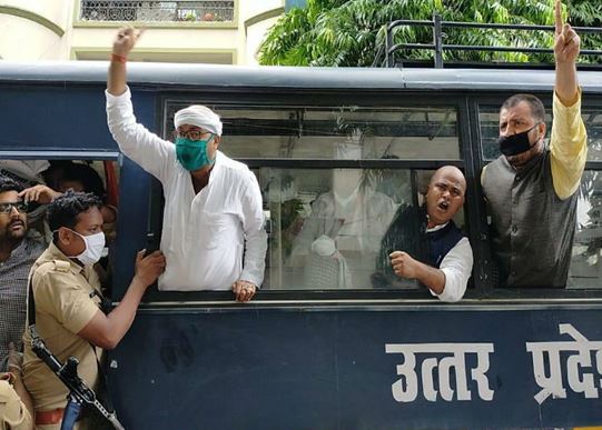 Photo of लखनऊ : राज्यपाल को ज्ञापन देने जा रहे कांग्रेस नेता गिरफ्तार, कानपुर काण्ड की सीबीआई जांच और सीएम के इस्तीफे की कर रहे थे मांग