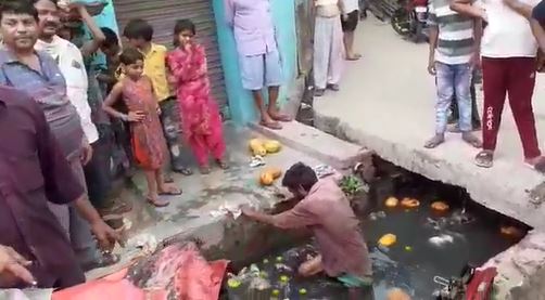 Hapur Police havoc fruit seller throws fruit-filled cart drain ...