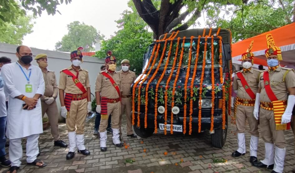 Photo of लाल जी टंडन की अंतिम यात्रा- सीएम योगी, रक्षामंत्री राजनाथ सिंह, राज्यपाल आनंदीबेन ने दी श्रद्धांजलि, देखें तस्वीरें…