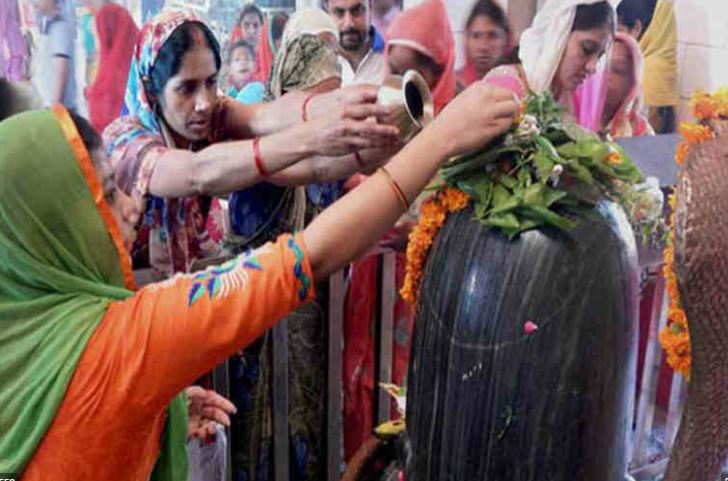 Photo of सावन का पहला सोमवार आज, यूपी के विख्यात मंदिरों में शिव भक्तों की उमड़ी भारी भीड़