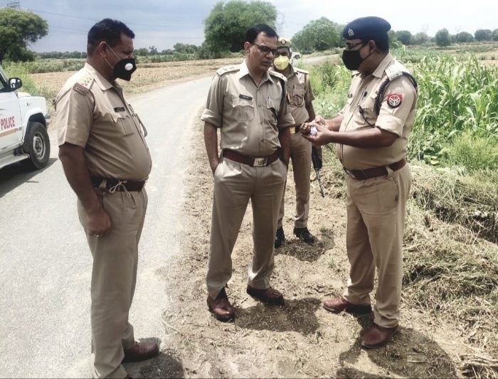 Photo of इटावा : मनरेगा मजदूरों के काम के दरम्यान खुदाई के समय जमीन से निकला हैंडग्रेनेड