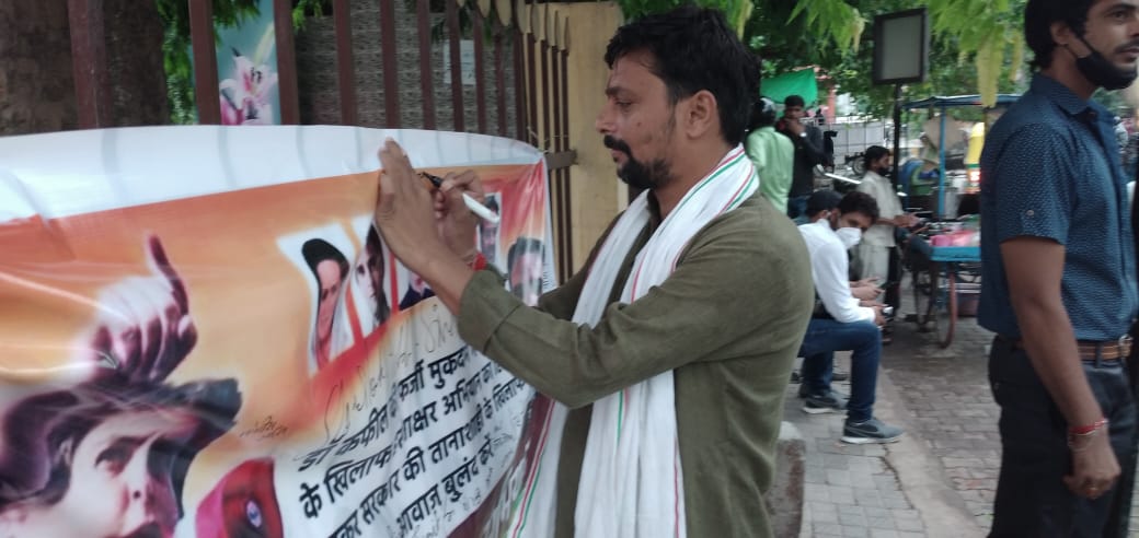 Dr. Kafeel release Congress signature campaign varanasi