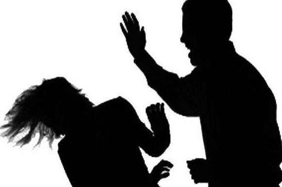 Wife eyes lighted husband beating police FIR Hamirpur