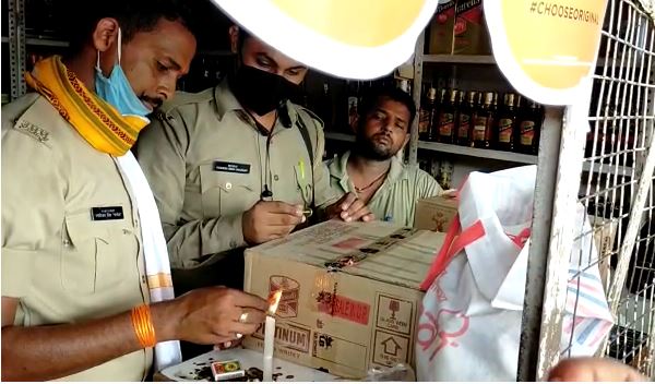 Barabanki SDM arrests salesmen adulterating English liquor