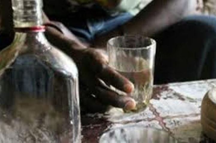 raw liquor against Villagers protest Sitapur up news