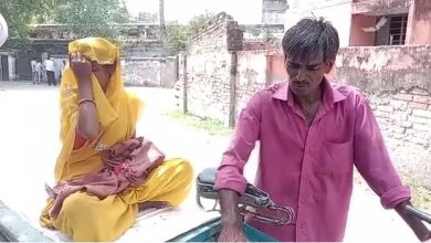 Photo of यूपी : मृत बच्ची के माता पिता को नही मिली एंबुलेंस ठेले पर ले गए शव