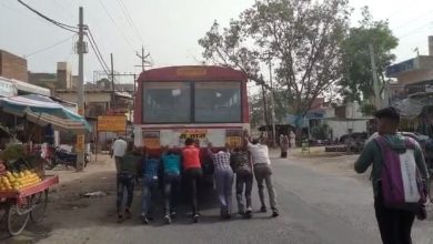 Photo of यूपी : धक्का मारने पर ही चलती हैं रोडवेज बसे चल यार धक्का मार