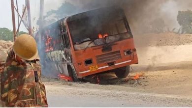 Photo of Agnipath Protest: प्रदर्शनकारियों ने यूपी में बस को किया आग के हवाले, बिहार में रिपोर्टर और कैमरामैन पर लाठी-डंडों से किया हमला