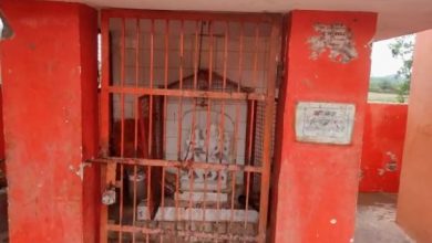 Photo of अलीगढ़ : शराब के नशे में चूर शराबी ने मंदिर में रखी प्रतिमा को किया खंडित 