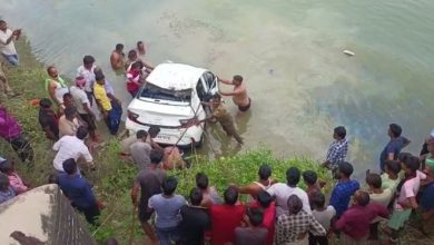 Photo of बलरामपुर : अनियंत्रित होकर तालाब में गिरी कार,दो लोगों की गई जान