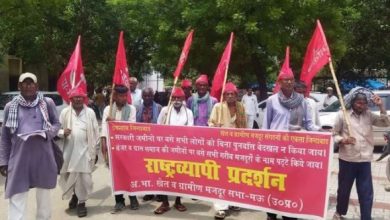 Photo of बलिया : खेत मज़दूर संगठनों के कार्यकर्ताओं ने किया प्रदर्शन,200 दिन काम और ₹600 प्रतिदिन न्यूनतम मजदूरी तय की जाए