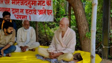 Photo of प्रतापगढ़: धरने पर बैठे बाहुबली विधायक राजा भइया के पिता,सीएम योगी से की ये मांग